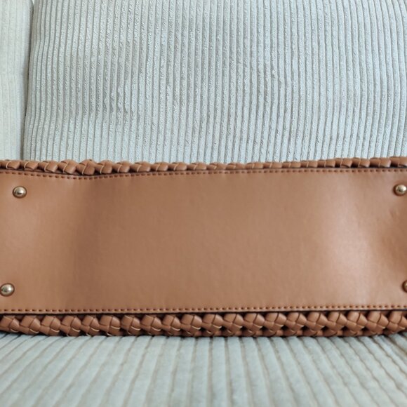 large woven-look caramel-colored Guess handbag in GREAT CONDITION - Picture 6 of 7